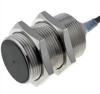OMRON E2AM30KS15WPB22M Sensor