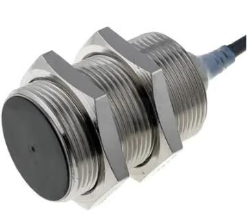 OMRON E2AM30LS15WPB12M Sensor